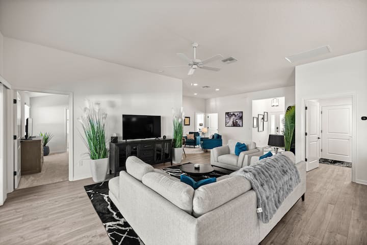 Прекрасно уреден дневен простор со два простора за седење.