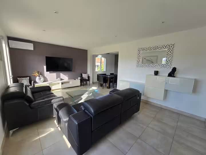 Гостопримлив и рафиниран простор за живеење со исклучителен поглед кон Rocher de Roquebrune. Уживајте во два удобни кожни каучи, голема пријатна трпезариска маса и простор со телевизор за вашите моменти на опуштање.