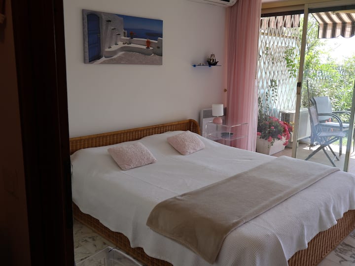 Camera da letto con pavimento in marmo e ampio armadio a muro / Camera da letto con pavimento in marmo e ampio armadio a muro / Schlafzimmer mit Marmorboden und großem Einbauschrank