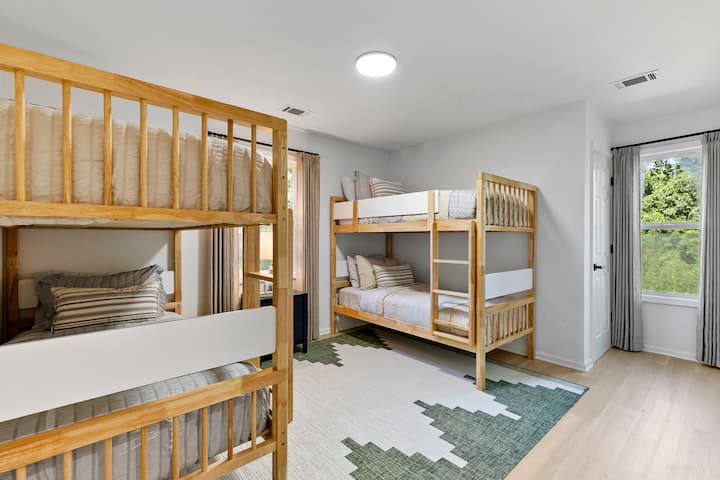 Ორსართულიანი ოთახი 4 საძინებლით - იდეალურია ოჯახებისთვის ან ჯგუფებისთვის