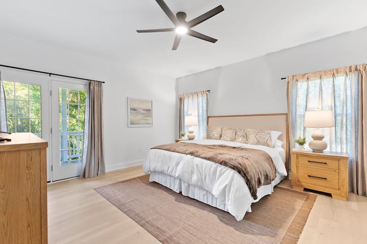 Ძირითადი ფლიგელი დიდი საწოლით,  აივანზე გასასვლელით და მშვიდი ხედებით