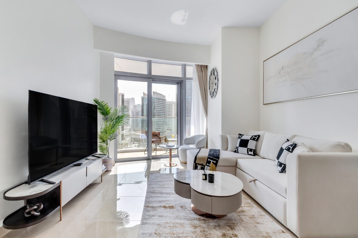 Отпуснете се в този стилен апартамент, където комфортът среща модерния лукс