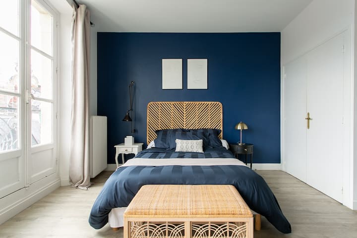 ️ מיטה זוגית 160 ס"מ עם מצעים איכותיים, ארון וחדר הלבשה בסגנון מלון (מגהץ ומייבש כביסה).