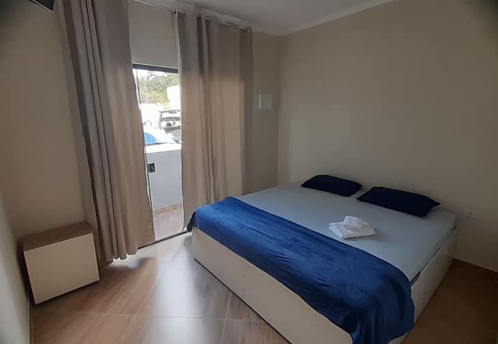 Chumba cha watu wawili kilicho na kitanda aina ya king.