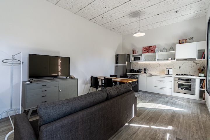 Kitnet em Chacarita com pátio e piscina privativa