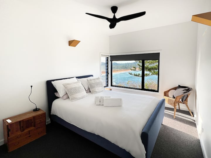 Брачна спална соба со поглед на плажата Авалон 