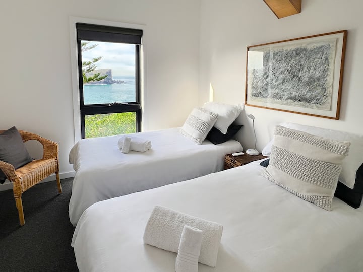 Единечна или брачна спална соба со поглед на плажа