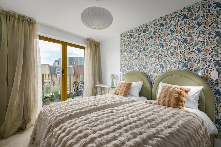 Luminoso segundo dormitorio en nuestro apartamento Willesden Green London: dos camas individuales, decoración elegante y alfombras suaves. Terraza con bonitas vistas a Wembley 