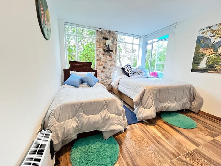 Habitación 2 . Una cama doble y una cama sencilla. calefacción y zona para ropa