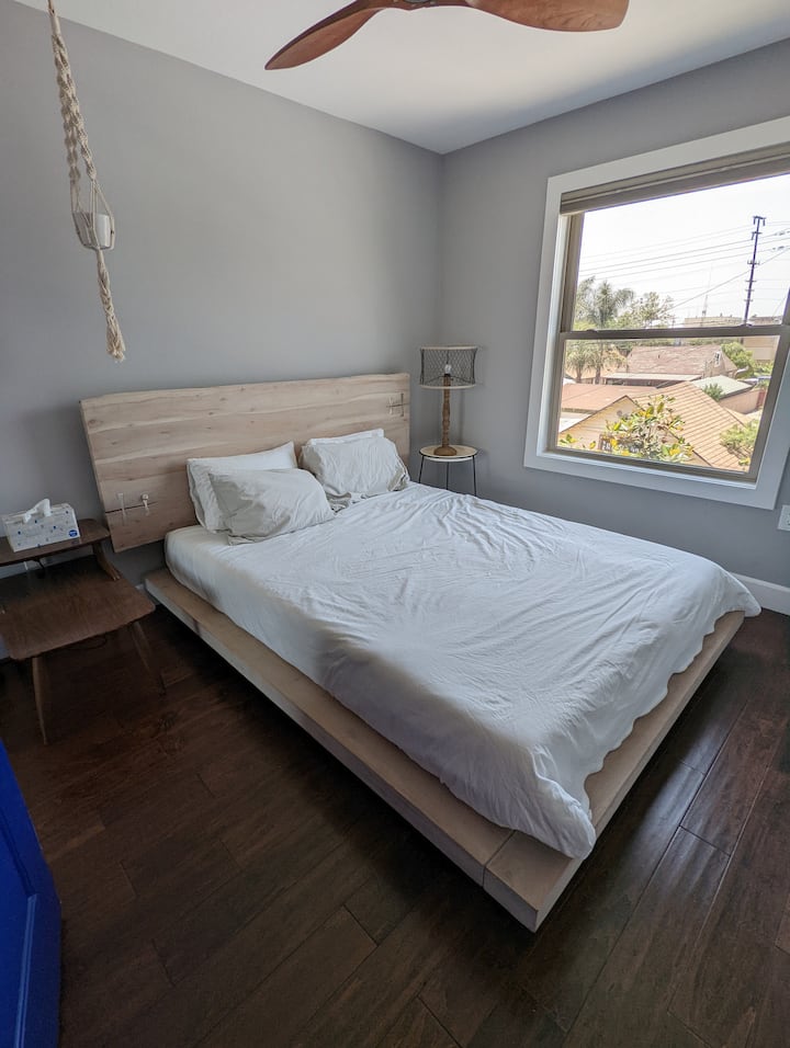 أصغر غرفة نوم مع سرير ميموري فوم بحجم كوين وفراش أرضي رغوي للذاكرة إذا لزم الأمر