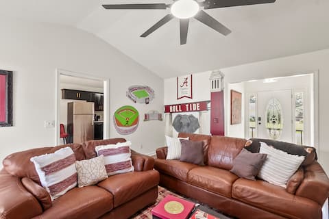 Popular Airbnb listing: 3 King Beds• Hot Tub, Grill, BattingCage, GameRoom in Northport