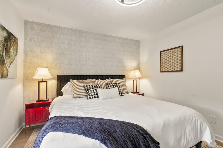 เตียงคิงไซส์ มีหมอนและผ้าห่มเสริม ทีวีพร้อมโรคุหรือไฟร์สติ๊ก ตู้เก็บของ 