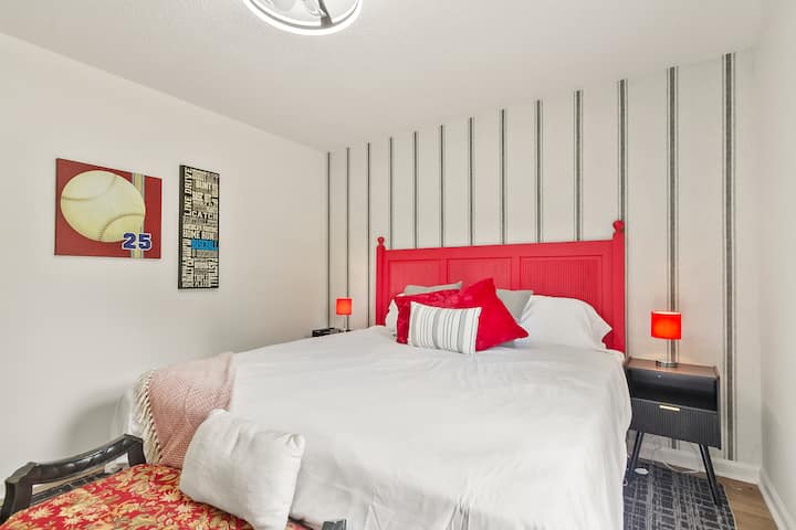 เตียงคิงไซส์ ตู้เก็บของ ทีวีพร้อมโรคุหรือไฟร์สติ้ก พัดลมเพดานพร้อมรีโมท 