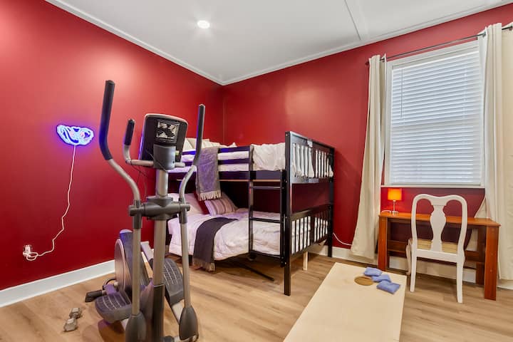 เตียงสองชั้นขนาดเต็ม 2 เตียง พื้นที่ทำงานเฉพาะ เครื่องเดินวงรี เกมโยนถุงข้าวโพด ฟุตบอลโต๊ะ เกมและปริศนา โต๊ะพูลและทีวีขนาด 76 นิ้ว