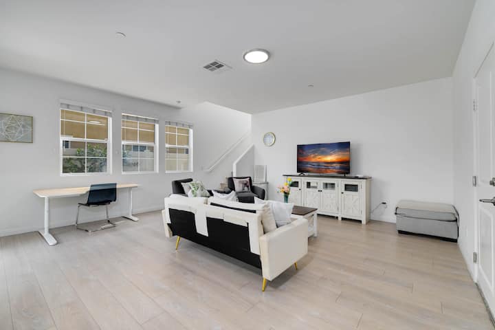 Work/relocation Ready | W/ Big Kitchen + Office - Ontario, CA