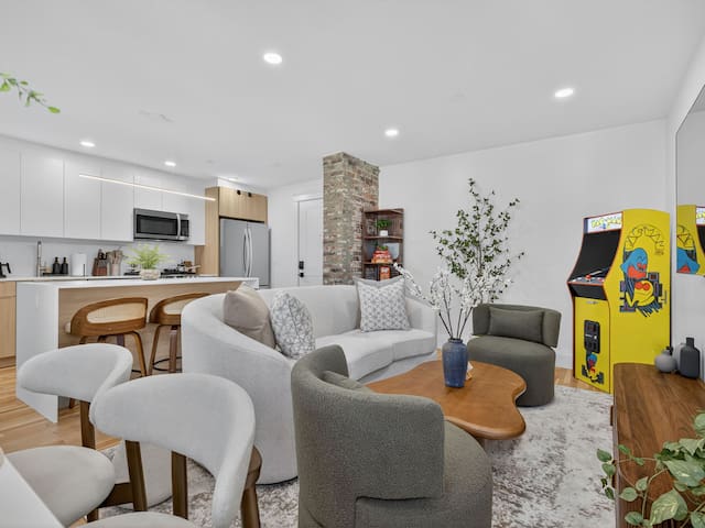 Serene 4BR 3BA Apt • Harvard/MIT • Sleeps 13 gallery image 2