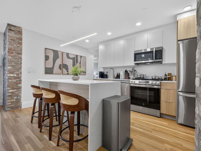 Serene 4BR 3BA Apt • Harvard/MIT • Sleeps 13 gallery image 5
