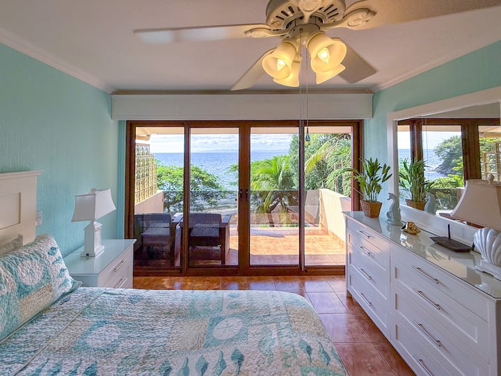 תתעוררו לנוף לים בחדר השינה המואר הזה עם מרפסת פרטית - מושלם לקפה בוקר ולמנוחה בשקיעה