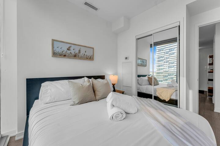 Modern 2 BR Condo CN Tower Views gallery image 5