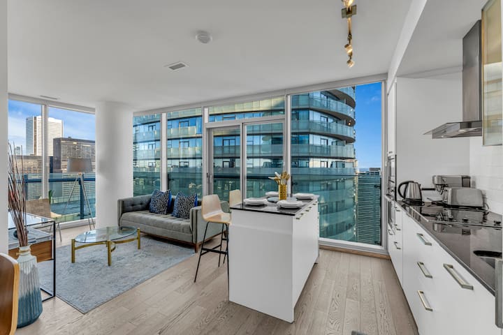 Modern 2 BR Condo CN Tower Views gallery image 2
