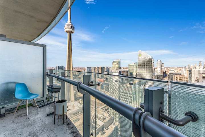 Modern 2 BR Condo CN Tower Views