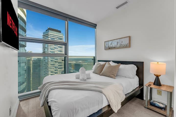 Modern 2 BR Condo CN Tower Views gallery image 3