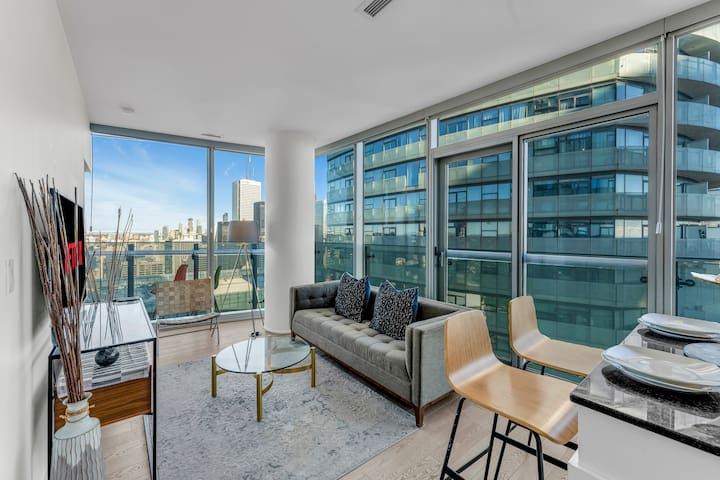 Modern 2 BR Condo CN Tower Views gallery image 4