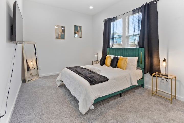 Опуштете се во пријатна, стилска спална соба со мек брачен кревет (широк 150 – 179 см), завеси за затемнување и пријатно осветлување. Совршено за опуштање по долгиот ден. Чисто, смирувачко и дизајнирано за мирен сон.