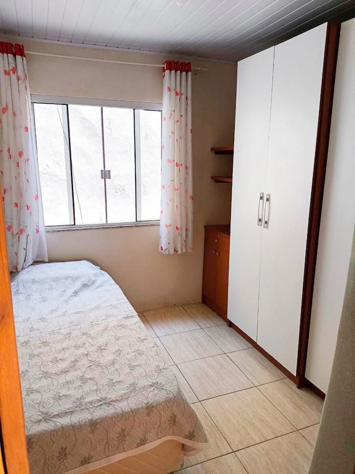 Chambre simple : avec un lit, des armoires et des tiroirs. La chambre ne possède pas de climatisation, mais un ventilateur est disponible. Le linge de lit, l'oreiller et la serviette sont fournis.