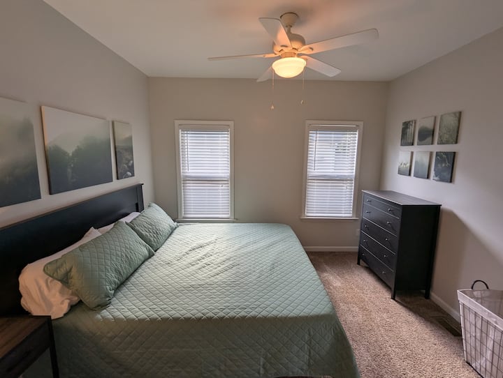 Cama tamaño king + espejo de tamaño completo.