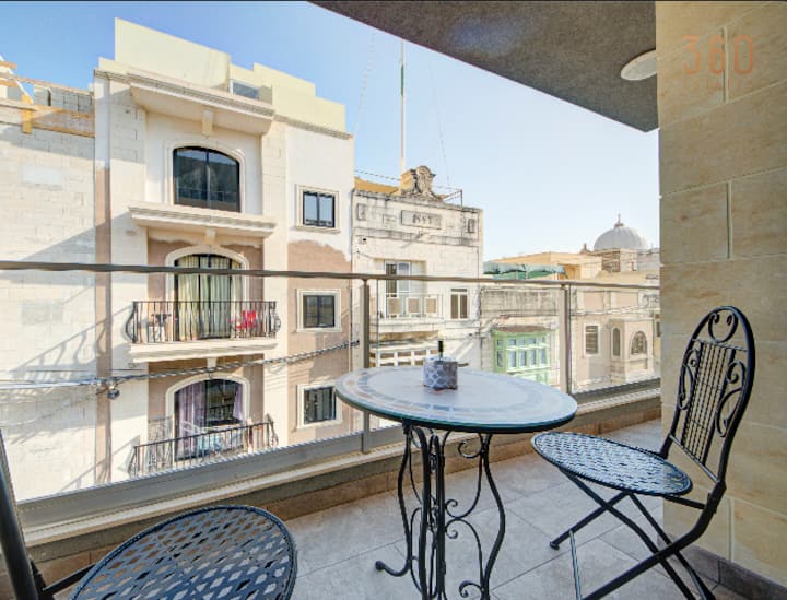 Central Comfort: Stylish 2br Apt With Balconies! - Malta