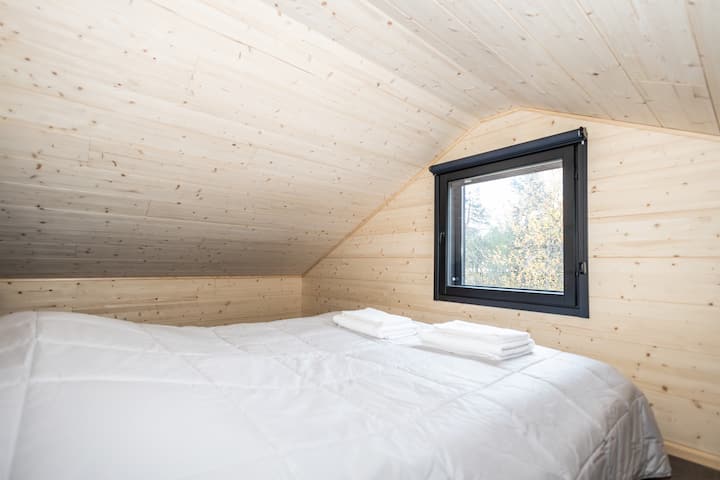 Просторно поткровје поделено со прегради. Во поткровјето може удобно да спијат 4 лица.