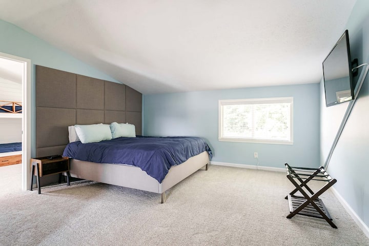 Relájate en tu acogedora suite principal privada con una lujosa cama. Una televisión dedicada y un portaequipajes te esperan para una estancia cómoda y conveniente.
