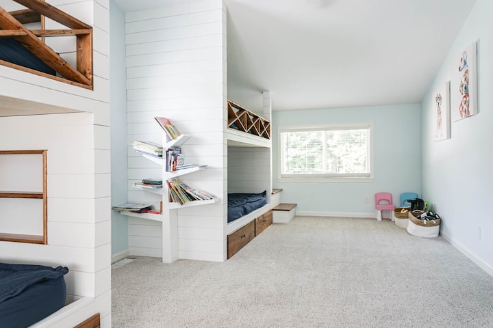 Relájate y disfruta de esta moderna habitación con literas con espacio para todos. Las camas integradas y la fantástica estantería en forma de árbol crean una estancia divertida y única para tu familia.


