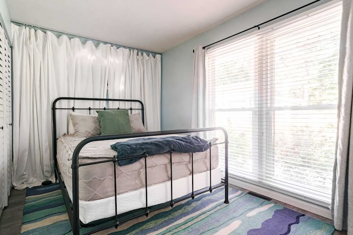 Disfruta de un dormitorio sereno y acogedor diseñado para tu relajación. La cómoda cama y la luz natural y brillante crean un refugio perfecto para tu estancia.


