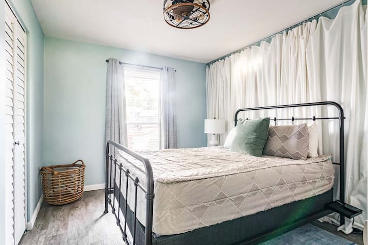 Relájate en tu propia habitación privada y acogedora, con una cómoda cama tamaño queen y un ambiente elegante y sereno. El refugio tranquilo perfecto para tu estancia.