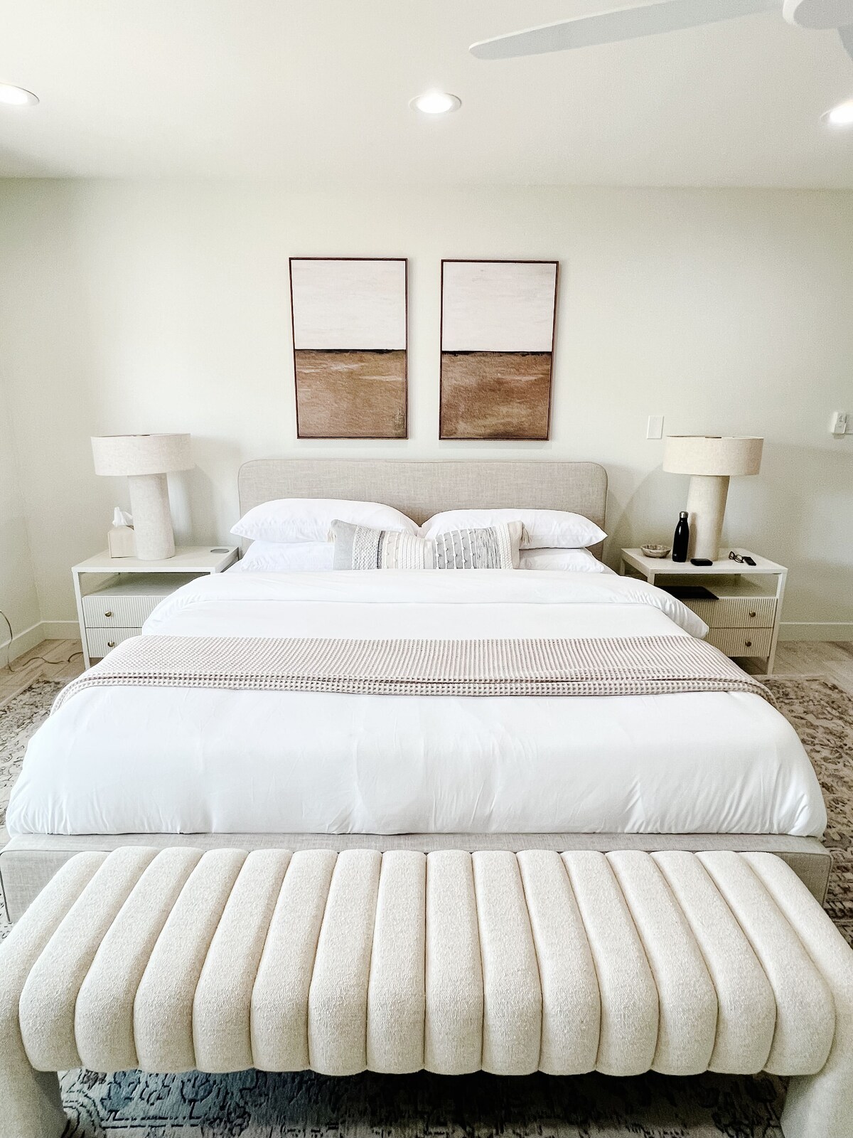 Დაიძინეთ მშვიდად დიდი ზომის საწოლზე, რომელსაც აქვს პლუშის მეხსიერების ქაფის ლეიბი და ხრაშუნა, სასტუმროს ხარისხის თეთრეული. Მაღვიძარა ჩაშენებული დამტენი ბალიშით, ასევე, USB/USB ‑ C ‑ პორტებით, სტუმრობისას ყველა მოწყობილობა იკვებება.