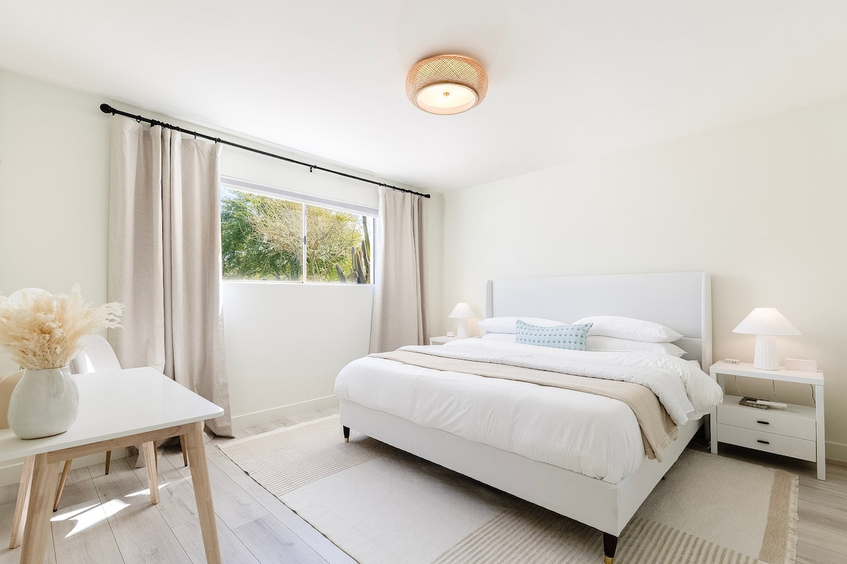 Ეს ნათელი და ჰაეროვანი დიდი საძინებელი გთავაზობთ მშვიდ დასვენებას და არაჩვეულებრივ ხედებს აუზსა და აქლემბეკის მთაზე. Საყოფაცხოვრებო პირობებია: სამუშაო მაგიდა და სკამი, მაღვიძარა დამტენი ბალიშით, ჩემოდნის სადგამი და USB/USB-C დამტენი სადგური.