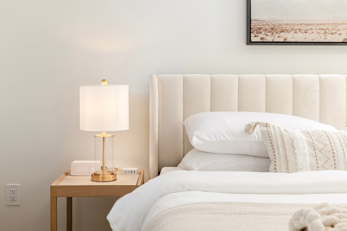 Ღრმად დაიძინეთ დიდ საწოლზე, რომელსაც აქვს პლუშის ხავერდის თავსაფარი, მეხსიერების ქაფის ლეიბი და ხრაშუნა, მაღალი ხარისხის თეთრეული. Თქვენი კომფორტისთვის ისარგებლეთ მაღვიძარით დამტენი ბალიშით, USB/USB-C პორტებითა და ჩემოდნის სადგამით, რომ მარტივად ამოიღოთ.