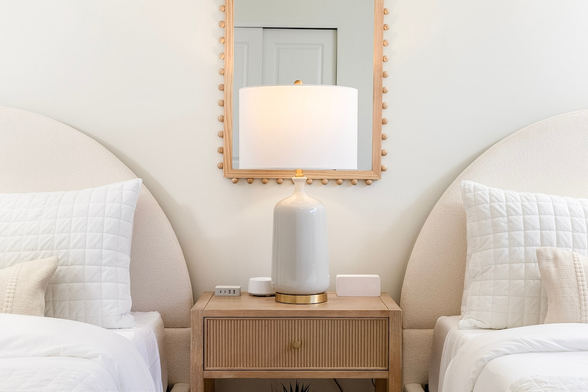 Ეს მრავალმხრივი საძინებელი იდეალურია ოჯახებისთვის ან ჯგუფებისთვის, ორი კომფორტული სრული/ორადგილიანი საწოლით ხელუხლებელი თეთრი თეთრეულით. Დატკბით ბუნებრივი სინათლითა და შთამბეჭდავი გარემოთი.