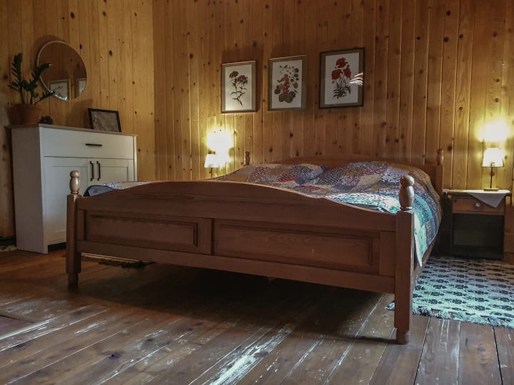 Manželská posteľ, komoda, nočné stolíky; ilustrácie od priateľa.