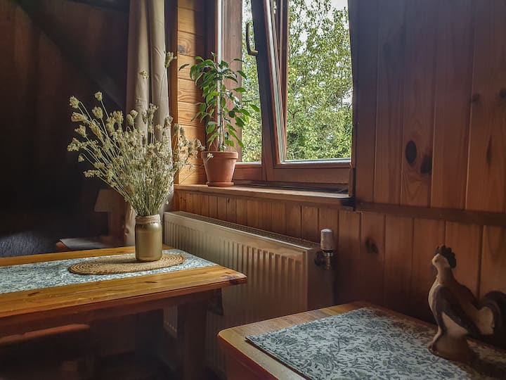 Stôl a výhľad z okna veľkej spálne na poschodí.