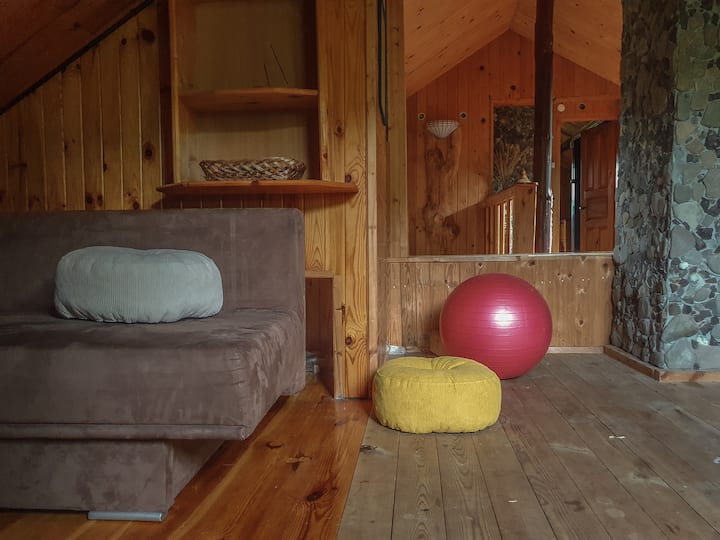 Rozkladacia pohovka pre dvoch v relaxačnej miestnosti.