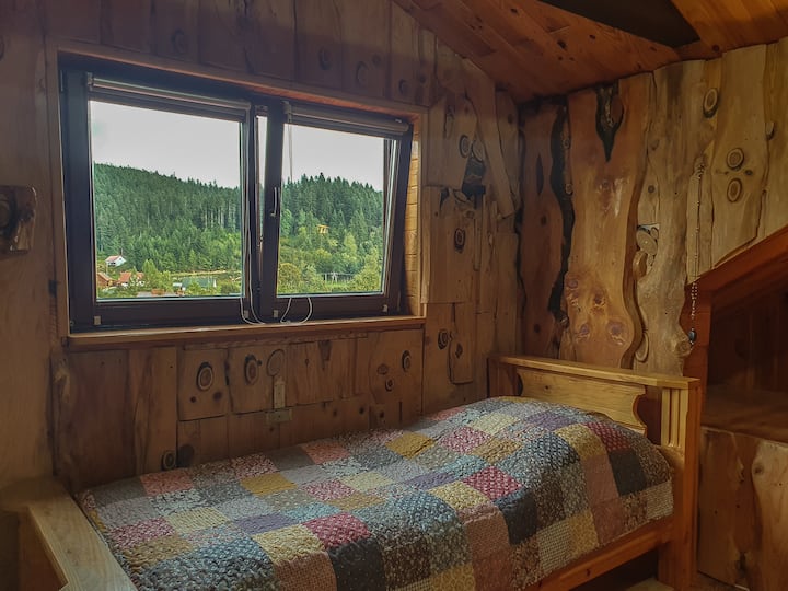 Posteľ v malej spálni na poschodí.