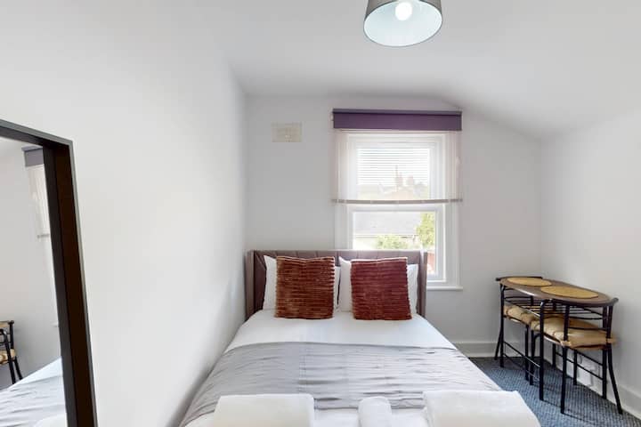 Changamkia starehe ya kitanda cha ukubwa wa kifalme katika studio, iliyoundwa kwa uangalifu kwa ajili ya usingizi wa usiku wenye amani na mapumziko.