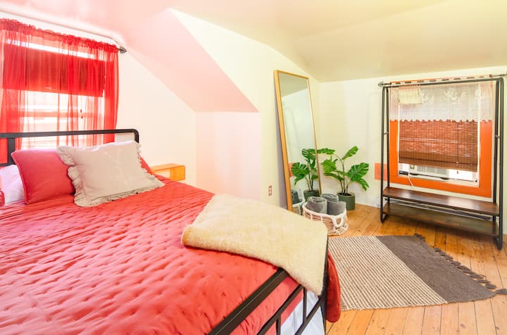 La camera padronale con letto king-size. 