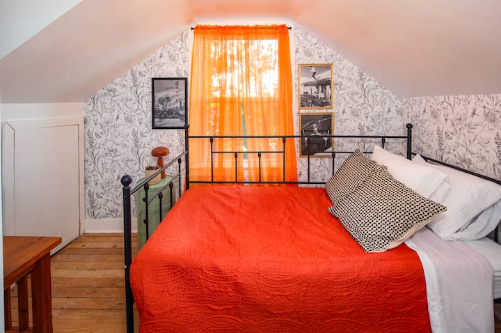 La camera da letto secondaria con un letto a due piazze. 