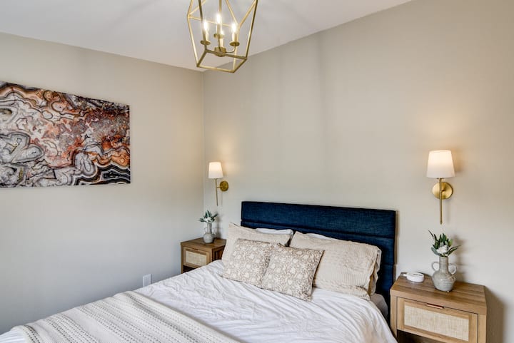 استرخ على السرير المريح بحجم كوين واستمتع باللمسة المحلية لفن دينيس هالي الصخري، الذي يجلب جمال المناظر الطبيعية في كولورادو إلى غرفة النوم.