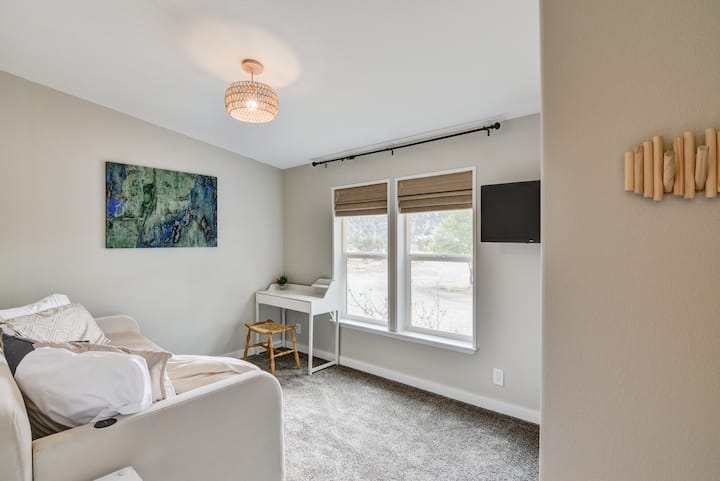 يمكن استخدام هذه الغرفة متعددة الاستخدامات كمكتب أو غرفة للأطفال أو منطقة نوم إضافية. تعد تنوعها مثالية للعائلات أو المجموعات. يمكن استخدام السرير النهاري كأريكة للقراءة، أو سرير مفرد، أو تحويله إلى سريرين مفردين أو سرير كينج.