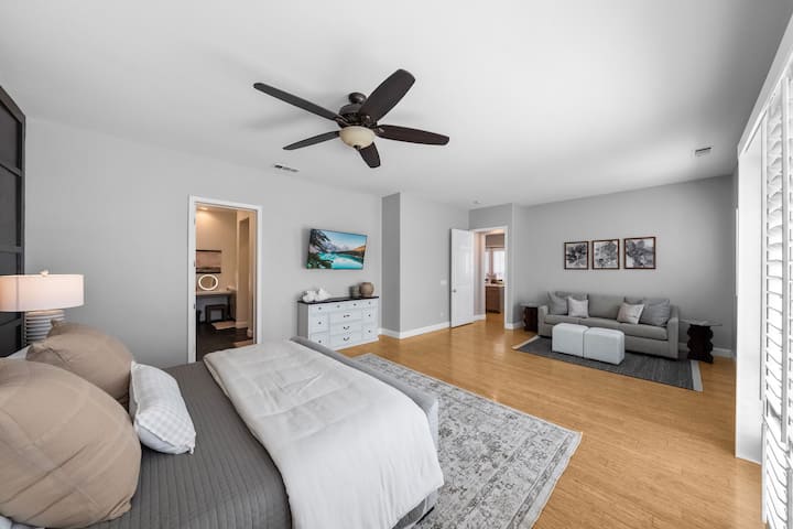 Quarto 1: um retiro espaçoso e sereno com uma cama confortável, área de estar aconchegante e decoração moderna. Com muita luz natural e toques atenciosos, é o lugar perfeito para relaxar e recarregar as energias.